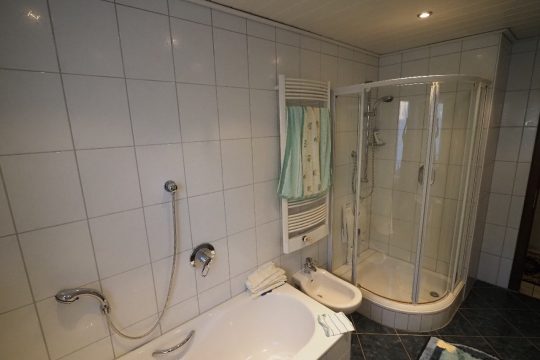 modernes Badezimmer